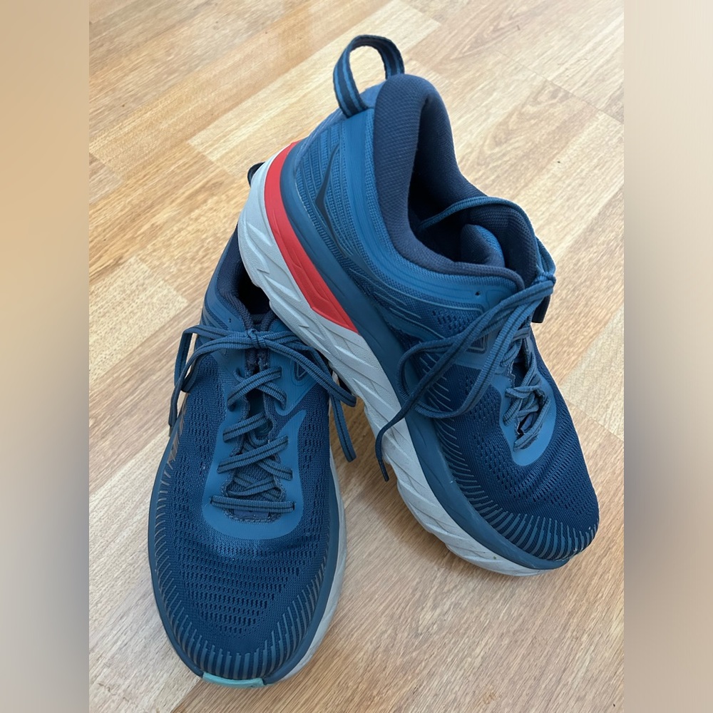 Men’s Hoka Bondi 8.2E Wide. Barely worn and in great condition.